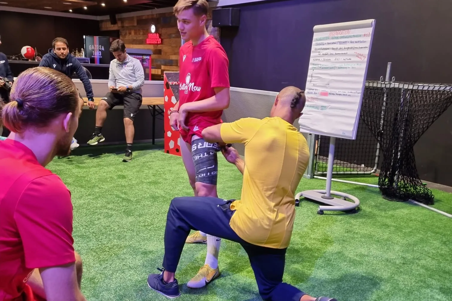 Daniele Pauli beim Hands-on-Coaching mit einem Athleten